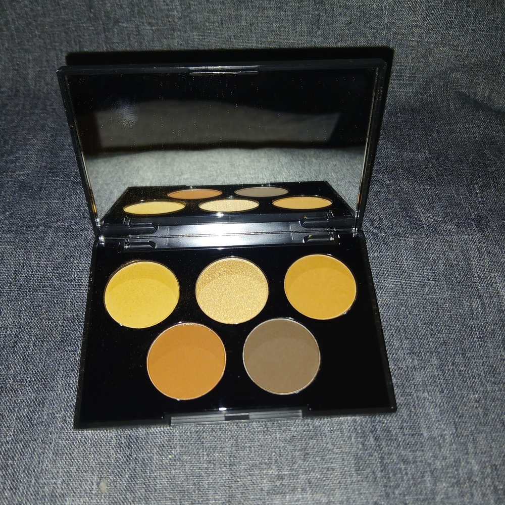 Eyeshadow Palette with Gold and Brown Shades